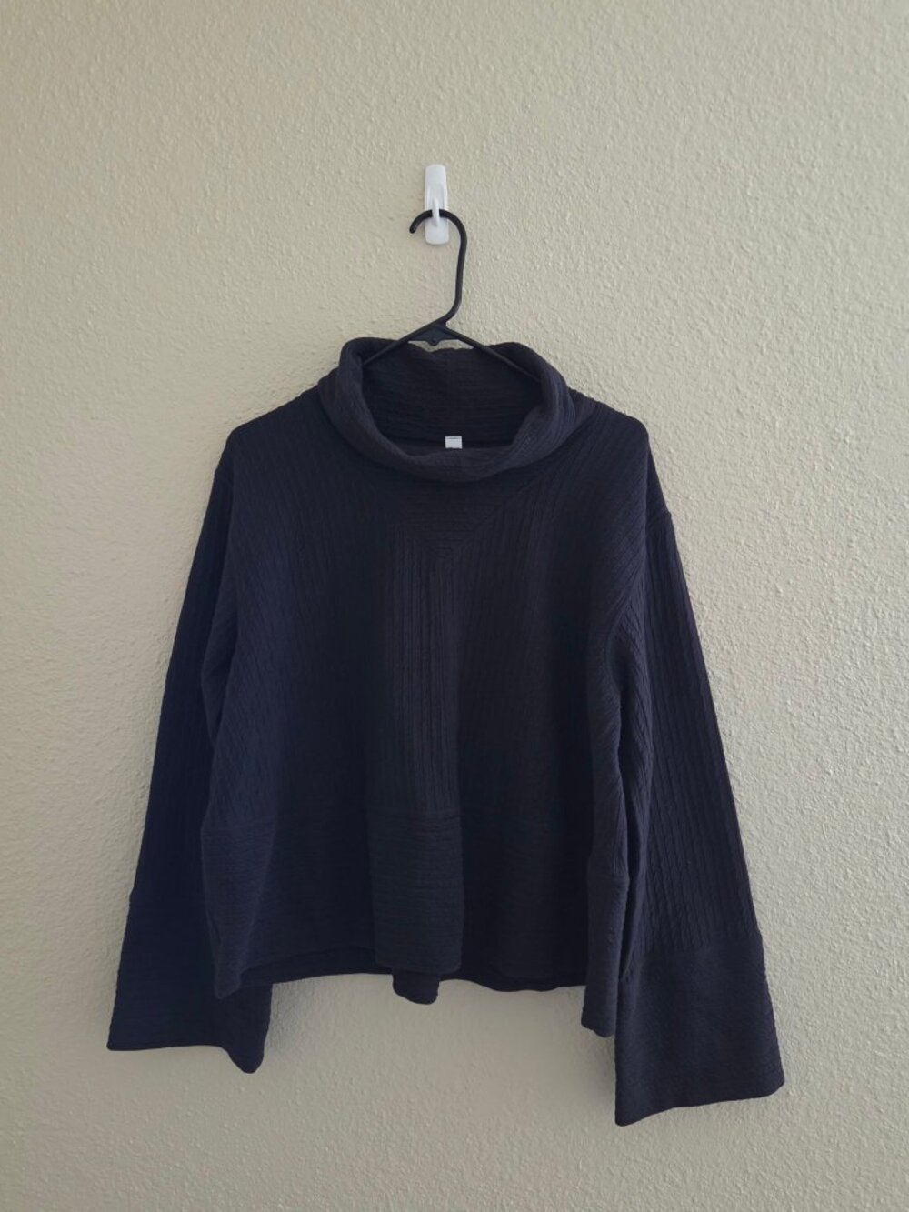 Lululemon Ribbed Funnel Neck Pullover M/L Black Textured Knit Cowl Sweater